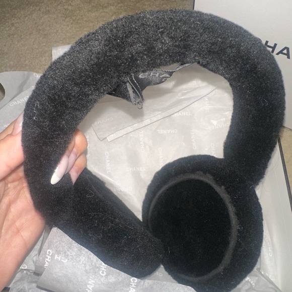 CHANEL AUTHENTIC Luxurious Black Earmuffs 2024/2025 main image 10